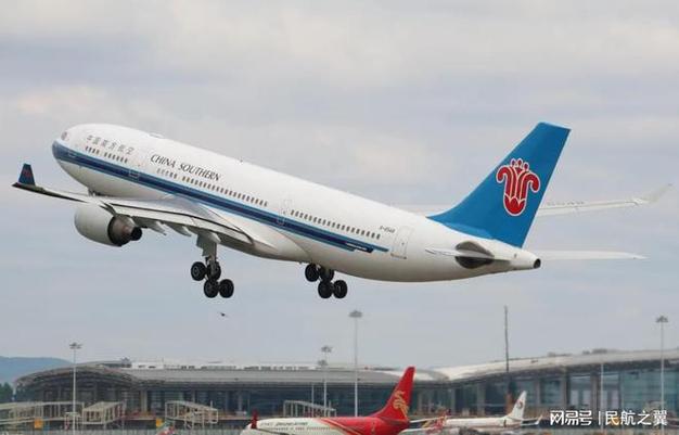 翼哥对国内十大客运航空公司进行排名,以营业收入为第一指标,机队规模